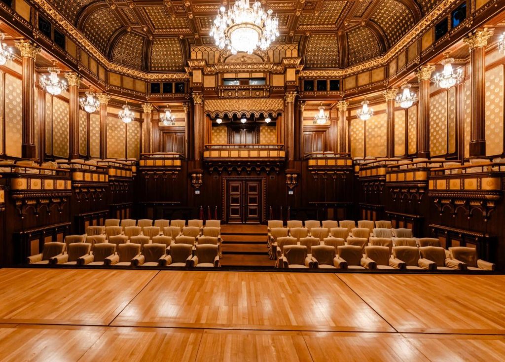 Teatrele independente și digitalizarea culturii românești: noile inițiative ale Administrației Prezidențiale România face un pas important spre democratizarea și extinderea accesului la cultură, prin deschiderea Palatului Cotroceni pentru reprezentații ale teatrelor independente