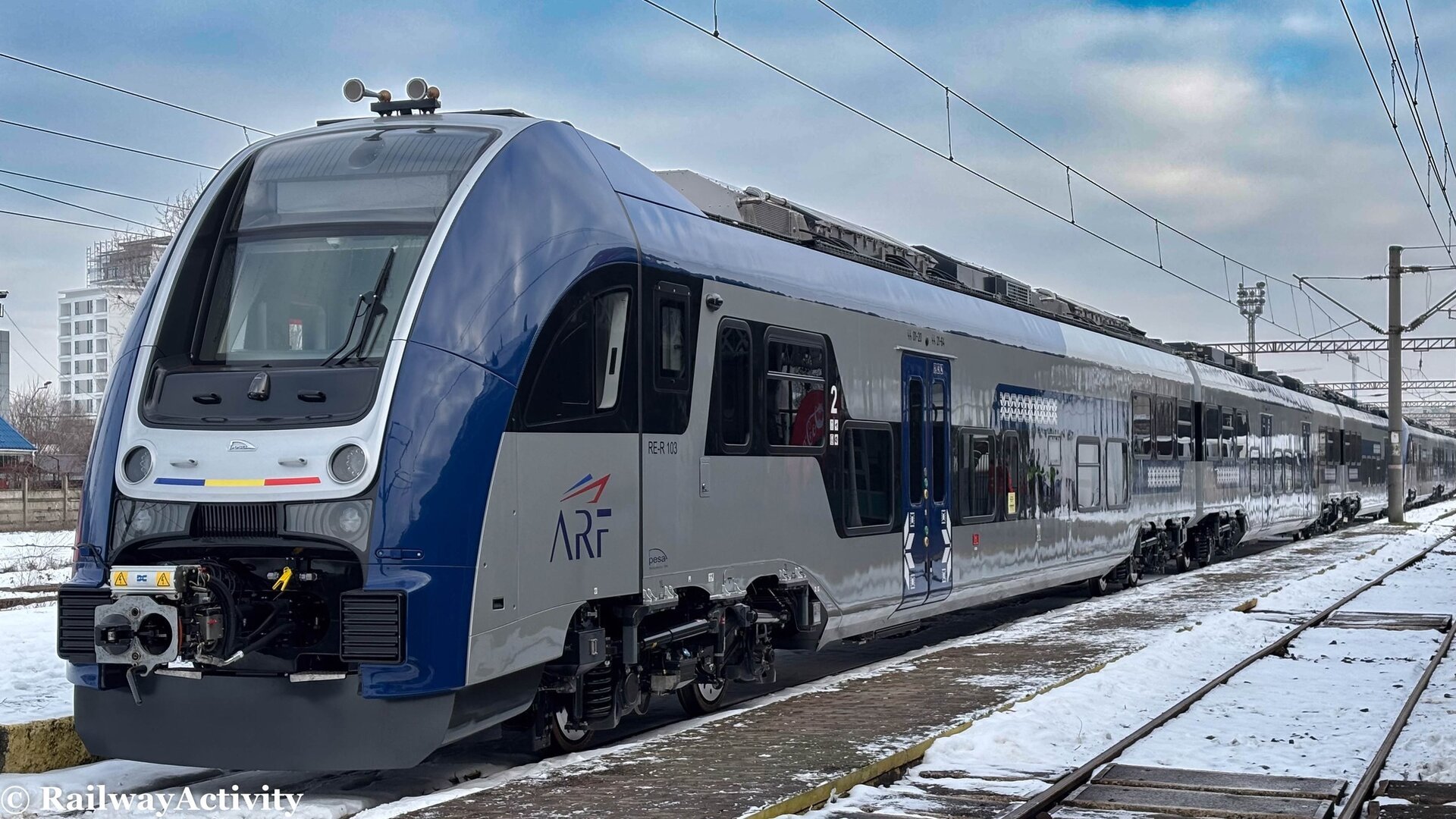 Două trenuri electrice PESA, ultimele dintr-un lot de șase livrate de polonezi, au ajuns recent la gara București Obor, marcând un pas important în modernizarea ofertei feroviare regionale din România