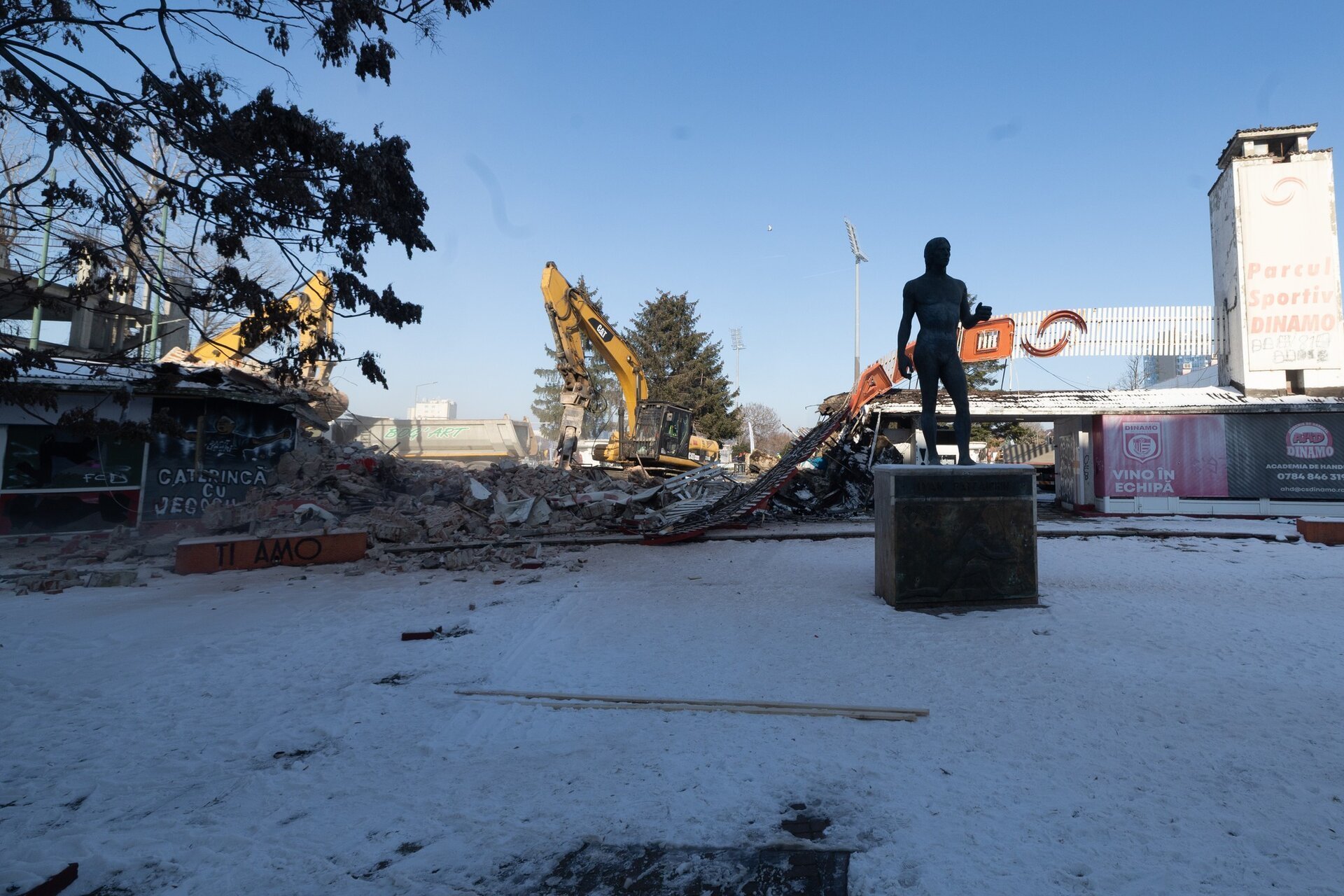 Demonstrație de sfârșit pentru o epocă a fotbalului românesc: demolarea stadionului Dinamo a început oficial Marți, 20 ianuarie, a marcat un moment istoric pentru iubitorii fotbalului din România, odată cu începererea oficială a lucrărilor de demolare a stadionului Dinamo din Ștefan Cel Mare