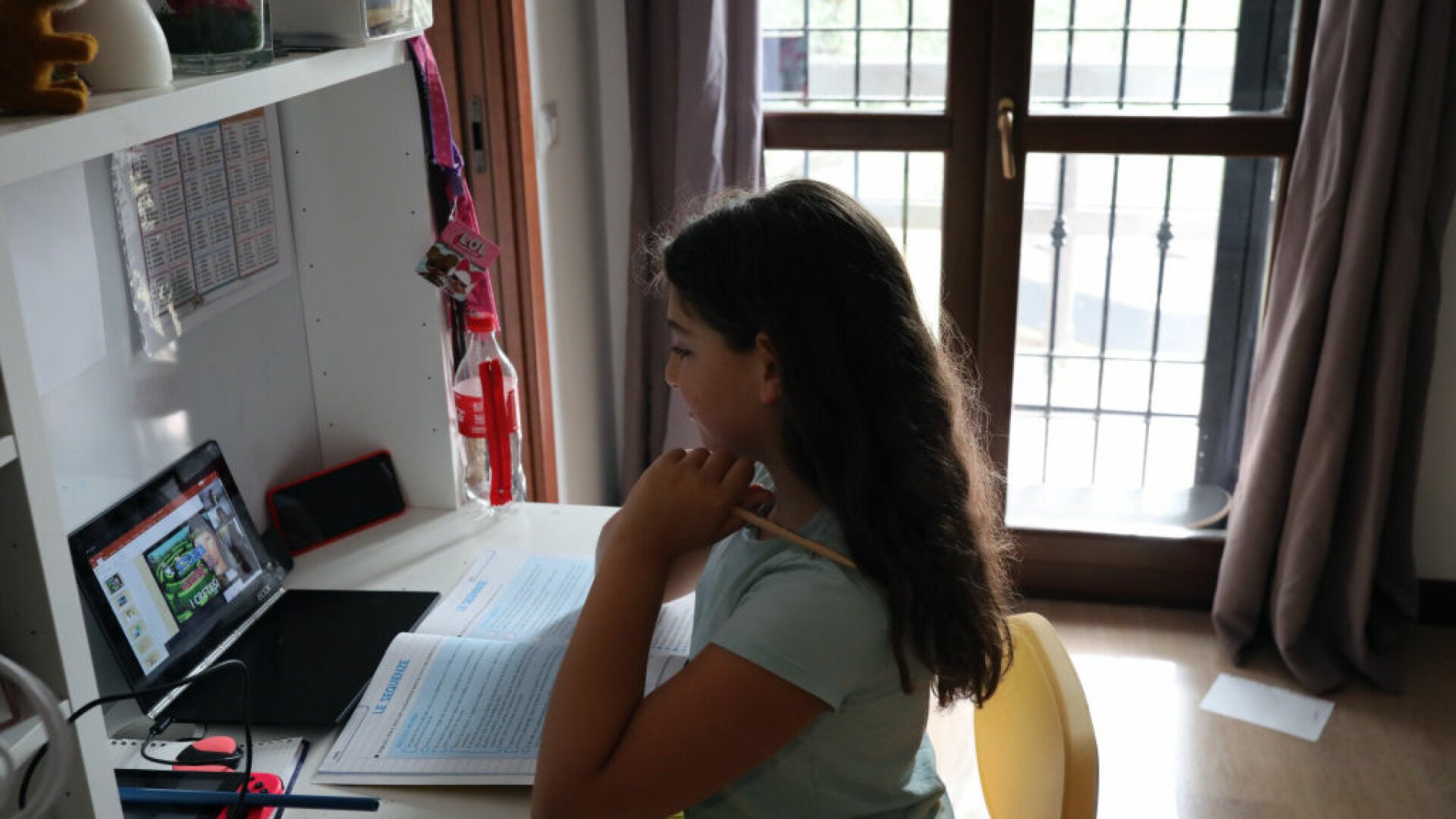 Cursuri online pentru 2.200 de elevi din șase județe Din cauza condițiilor meteorologice nefavorabile, Ministerul Educației a anunțat că luni, 12 ianuarie 2026, cursurile se vor desfășura online în șase unități de învățământ din județele Argeș, Arad, Dolj, Gorj, Olt și Timiș