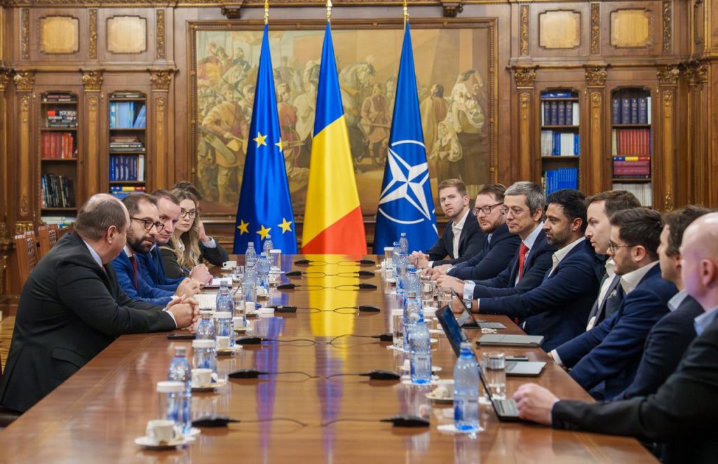 Investițiile majore în România: discuții relevante între oficiali și investitori instituționali Luni, 27 ianuarie, a fost o zi importantă pentru scena economică din România, întrucât reprezentanți ai guvernului și ai administrației prezidențiale au avut un prim contact direct cu investitori de calibru internațional