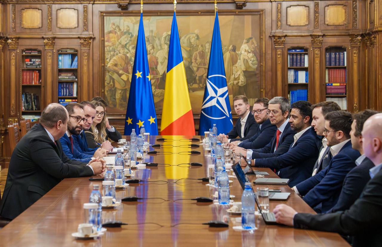 Investițiile majore în România: discuții relevante între oficiali și investitori instituționali Luni, 27 ianuarie, a fost o zi importantă pentru scena economică din România, întrucât reprezentanți ai guvernului și ai administrației prezidențiale au avut un prim contact direct cu investitori de calibru internațional