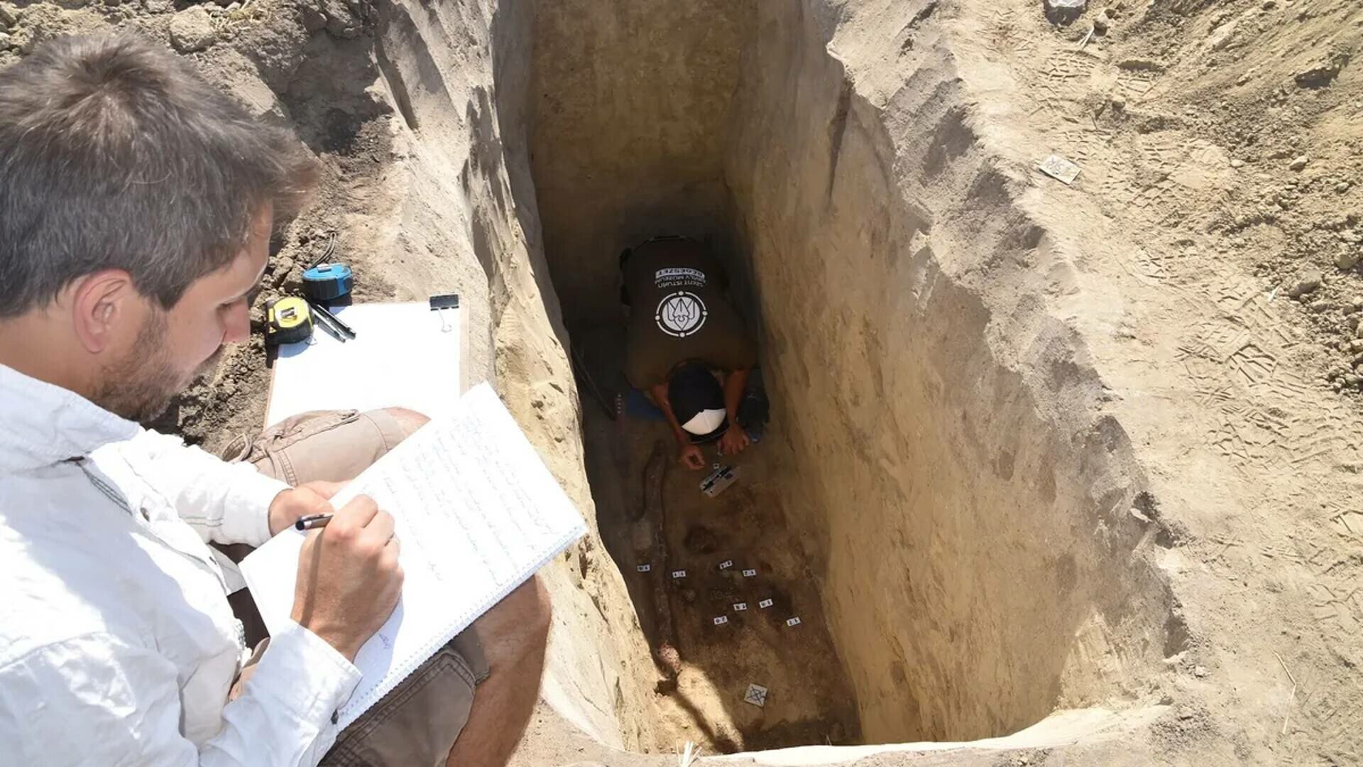 Descoperire arheologică incredibilă în Bulgaria: necropolă cu cele mai vechi bijuterii din aur, datând din urmă cu peste 6.500 de ani Cea mai veche descoperire de bijuterii din aur, datând din epoca neolitică, a fost recent adusă în lumină în Bulgaria, în cadrul unei necropole antice din orașul Varna