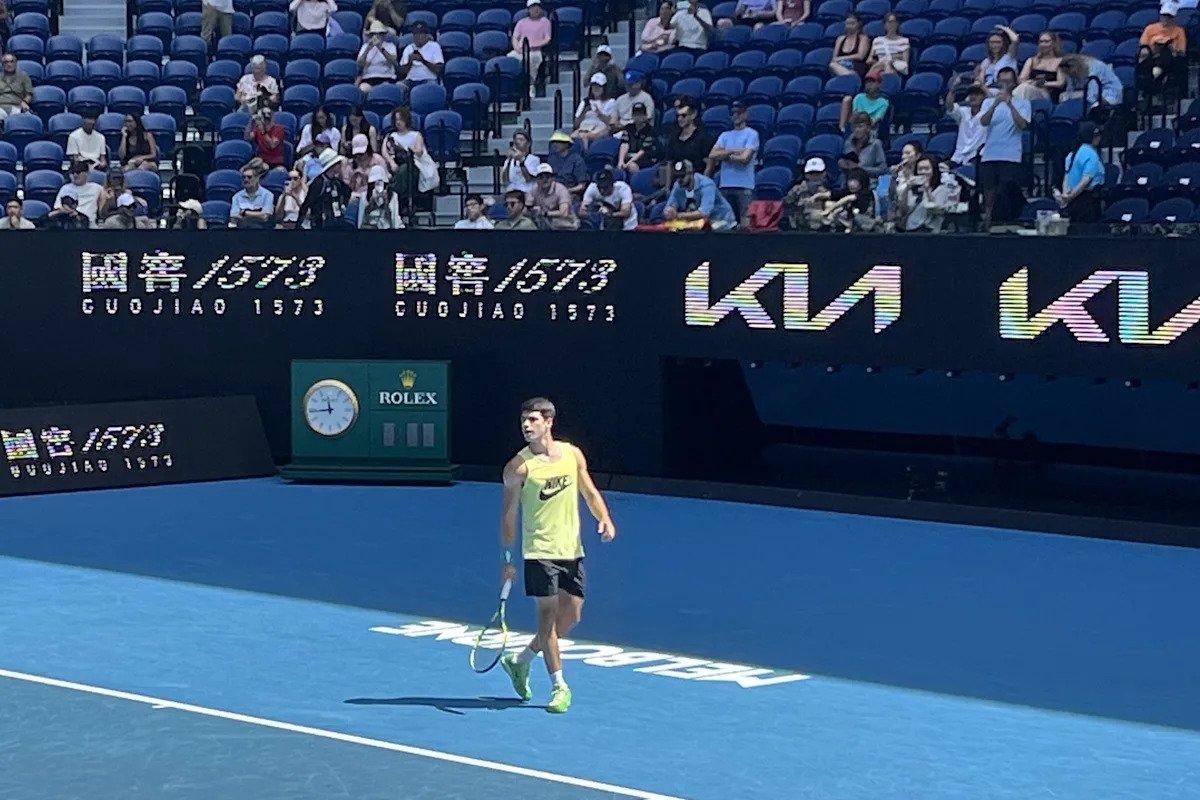 Alcaraz, pregătit pentru semifinala de la Australian Open Melbourne, Australia – Tenisul spaniol rămâne în centrul atenției, iar Carlos Alcaraz a demonstrat din nou de ce este considerat unul dintre cei mai promițători jucători ai momentului