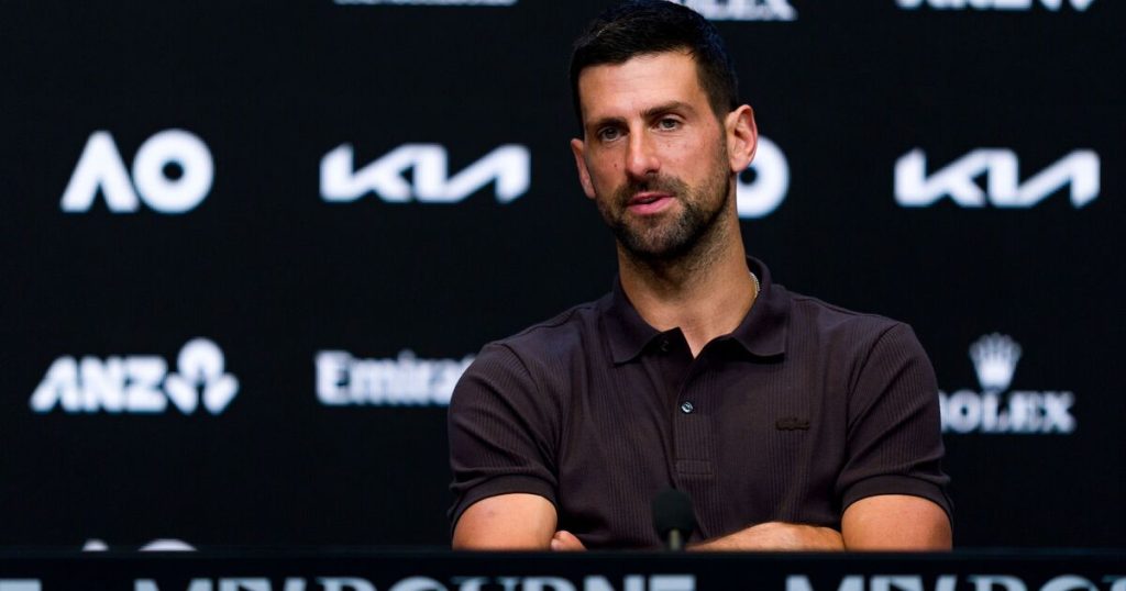 Novak Djokovic răspunde acuzațiilor legate de o problemă la gât înainte de Australian Open Novak Djokovic, jucătorul sârbu numărul 4 în clasamentul mondial, a ieșit la atac împotriva speculațiilor legate de o accidentare la gât, care ar fi putut afecta pregătirea sa pentru Australian Open