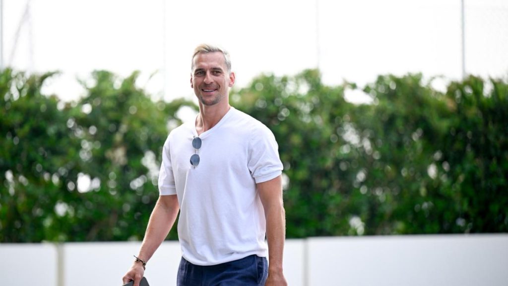 Juventus își redefinește atacul în absența lui Vlahovic: Openda și David, o soluție alternativă Luciano Spalletti, antrenorul de la Juventus, își propune o abordare fresh în atac, alternând între doi atacanți, Lois Openda și Jonathan David, pentru a compensa lipsa lui Dusan Vlahovic, accidentat din noiembrie