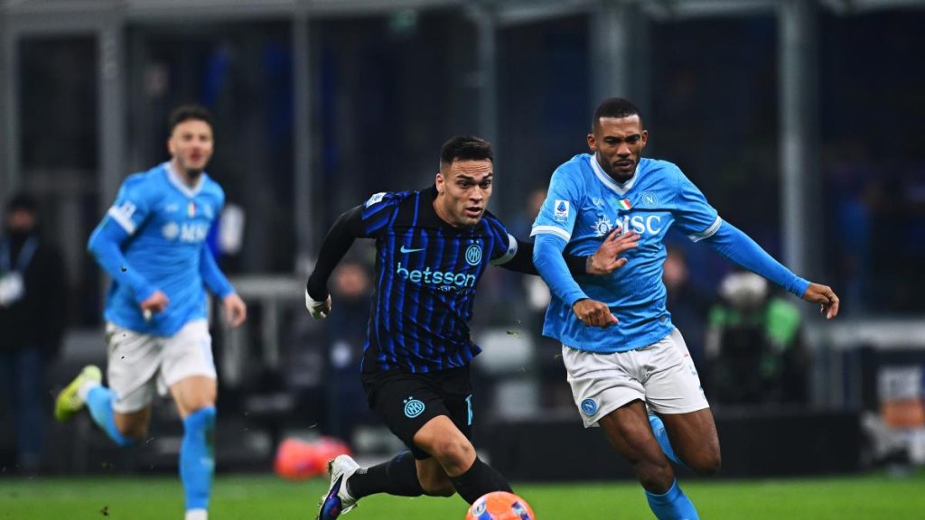 Inter și Napoli, un duel dramatic la San Siro: 2-2 în etapa a 26-a Meciul dintre Inter și Napoli, disputat duminică seara pe legendarul stadion San Siro, s-a încheiat cu un rezultat de egalitate, 2-2, menținând între primele trei echipe din Serie A o diferență de doar patru puncte