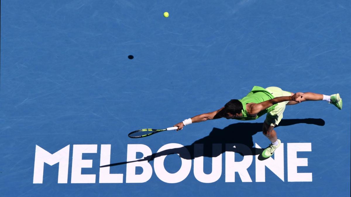 Carlos Alcaraz, în formă maximă: a avansat în optimile de finală la Australian Open fără a pierde vreun set Carlos Alcaraz, tânărul tenismen din Murcia, a reușit să se califice vineri în optimile de finală ale Australian Open, după o victorie convingătoare în fața francezului Corentin Moutet, cu 6-2, 6-4, 6-1