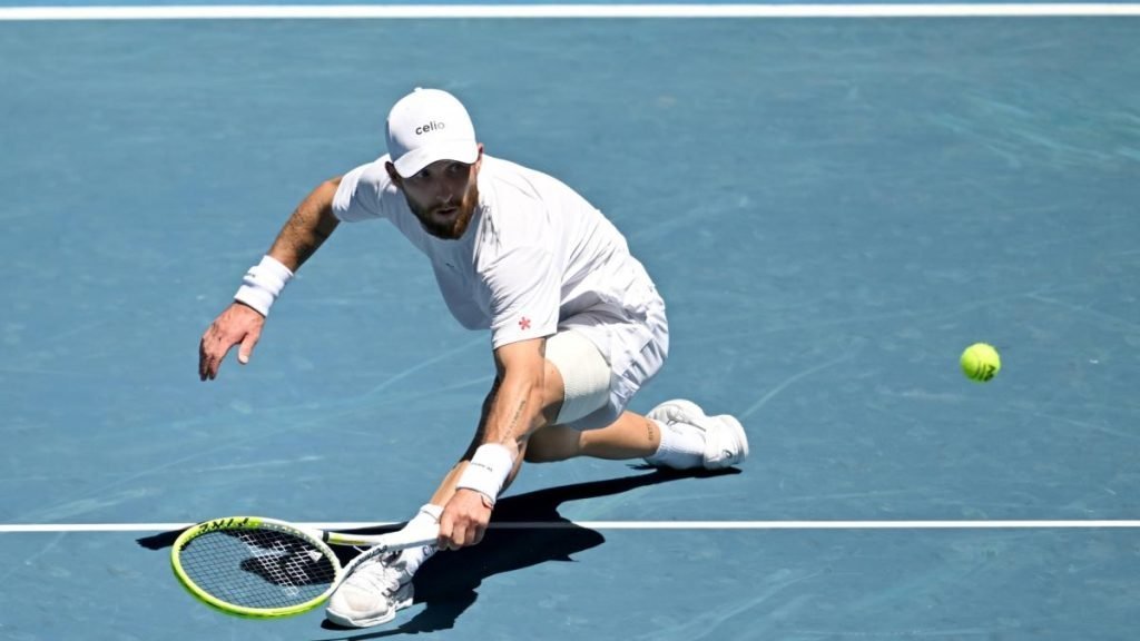 Carlos Alcaraz, spectaculos în fața lui Moutet la Openul Australiei Carlos Alcaraz a reușit să impresioneze din nou, oferind un spectacol de tenis de neuitat în meciul din turul trei al Openului Australiei, unde s-a confruntat cu francezul Corentin Moutet