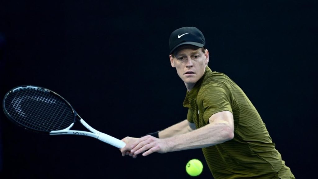 Jannik Sinner înfruntă provocarea lui Darderi la Australian Open Jannik Sinner, cap de serie la Australian Open, va intra în fața spectatorilor de la Margaret Court Arena pentru a-l întâlni pe compatriotul său Luciano Darderi, în ceea ce se anunță a fi un duel interesant între cei doi jucători italieni