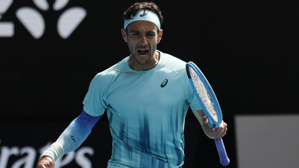 Rybakina și Pegula se confruntă în semifinale la Australian Open Elena Rybakina și Jessica Pegula se pregătesc pentru o confruntare palpitantă în semifinala turneului de la Australian Open, după ce ambele jucătoare au obținut victorii convingătoare în sferturile de finală
