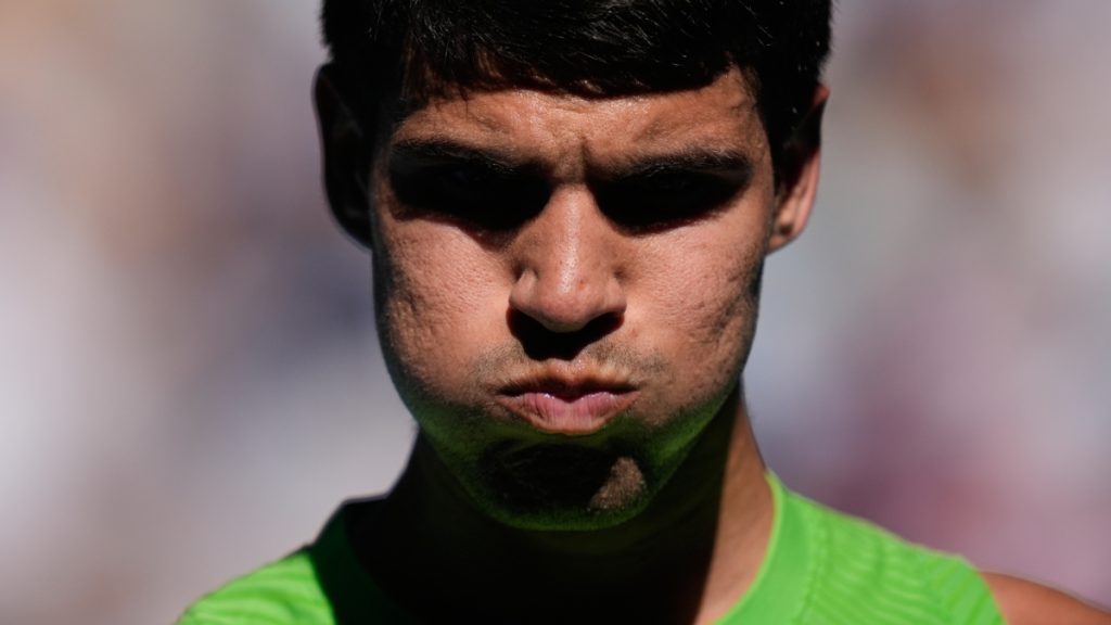 Carlos Alcaraz se confruntă cu dificultăți în semifinale, dar își menține avansul Carlos Alcaraz, liderul clasamentului ATP, a fost pus la încercare în meciul său de semifinale din cadrul Australian Open, disputat pe o temperatură de 30 de grade Celsius