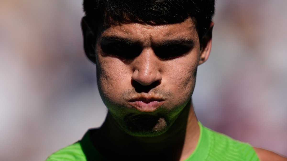 Carlos Alcaraz se confruntă cu dificultăți în semifinale, dar își menține avansul Carlos Alcaraz, liderul clasamentului ATP, a fost pus la încercare în meciul său de semifinale din cadrul Australian Open, disputat pe o temperatură de 30 de grade Celsius