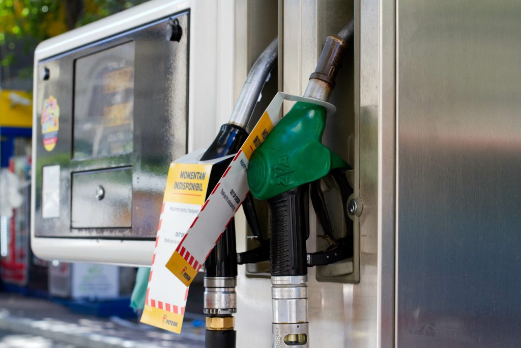 De la 1 ianuarie 2026, România va implementa un nou val de majorări de accize care va afecta semnificativ prețurile la băuturile alcoolice, țigarete și carburanți