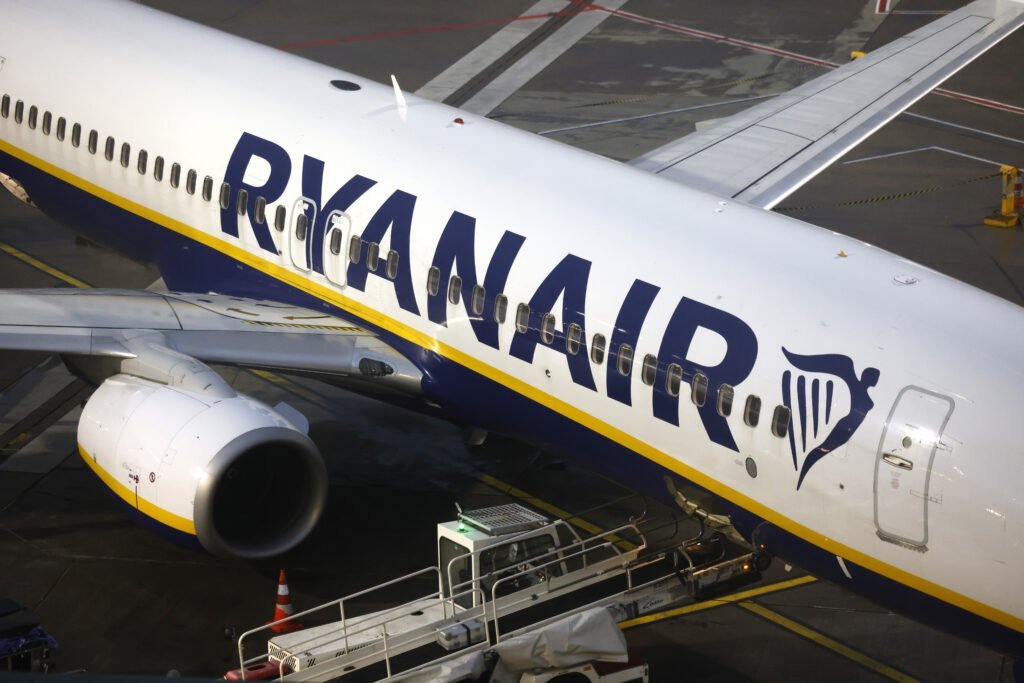Ryanair promite wifi gratuit la bord până în 2028, în ciuda polemicii recente privind tehnologia utilizată pentru conectivitate Cu toate că recent s-a aflat despre o dispută publică între compania irlandeză Ryanair și miliardarul Elon Musk, directorul executiv al companiei low-cost, Michael O’Leary, reiterează angajamentul de a oferi pasagerilor acces gratuit la internet în aeronave, în următorii cinci ani