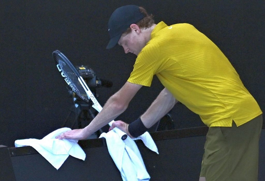 Jannik Sinner, aproape de abandon: vomita în prosop la Australian Open