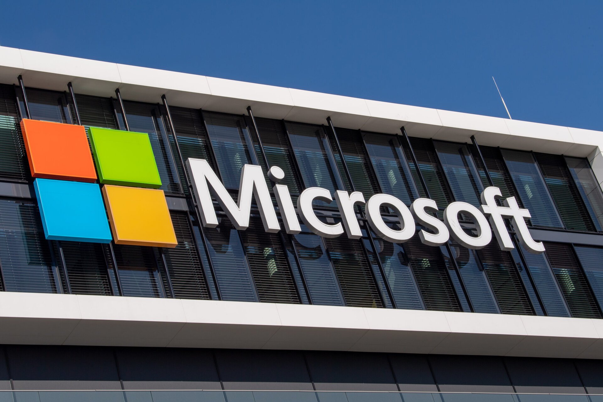 Microsoft se confruntă cu o avarie majoră care a afectat serviciile sale de cloud și colaborare, lăsând milioane de utilizatori, din companii și instituții, fără acces la o gamă largă de aplicații esențiale