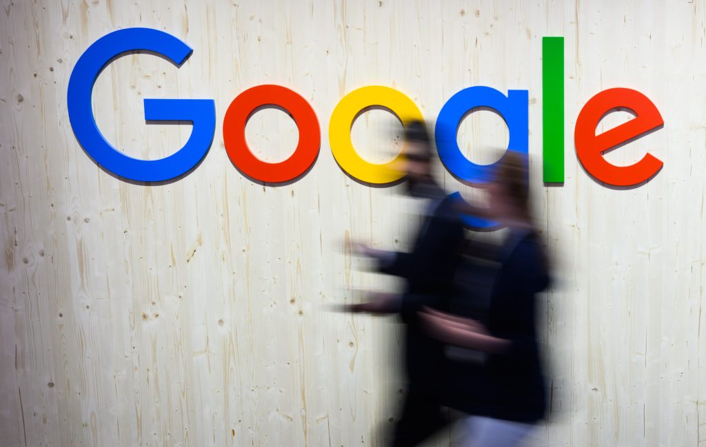 Alphabet devansează Apple în cursa pentru suprematia în tehnologia AI, marcând o schimbare semnificativă în peisajul tech global Într-o mișcare surprinzătoare pentru piața globală de tehnologii, Alphabet, compania-mamă a Google, a încheiat sesiunea bursieră de miercuri cu o capitalizare de 3,88 de trilioane de dolari, depășind pentru prima dată Apple, ale cărei acțiuni sunt evaluate la 3,84 de trilioane de dolari