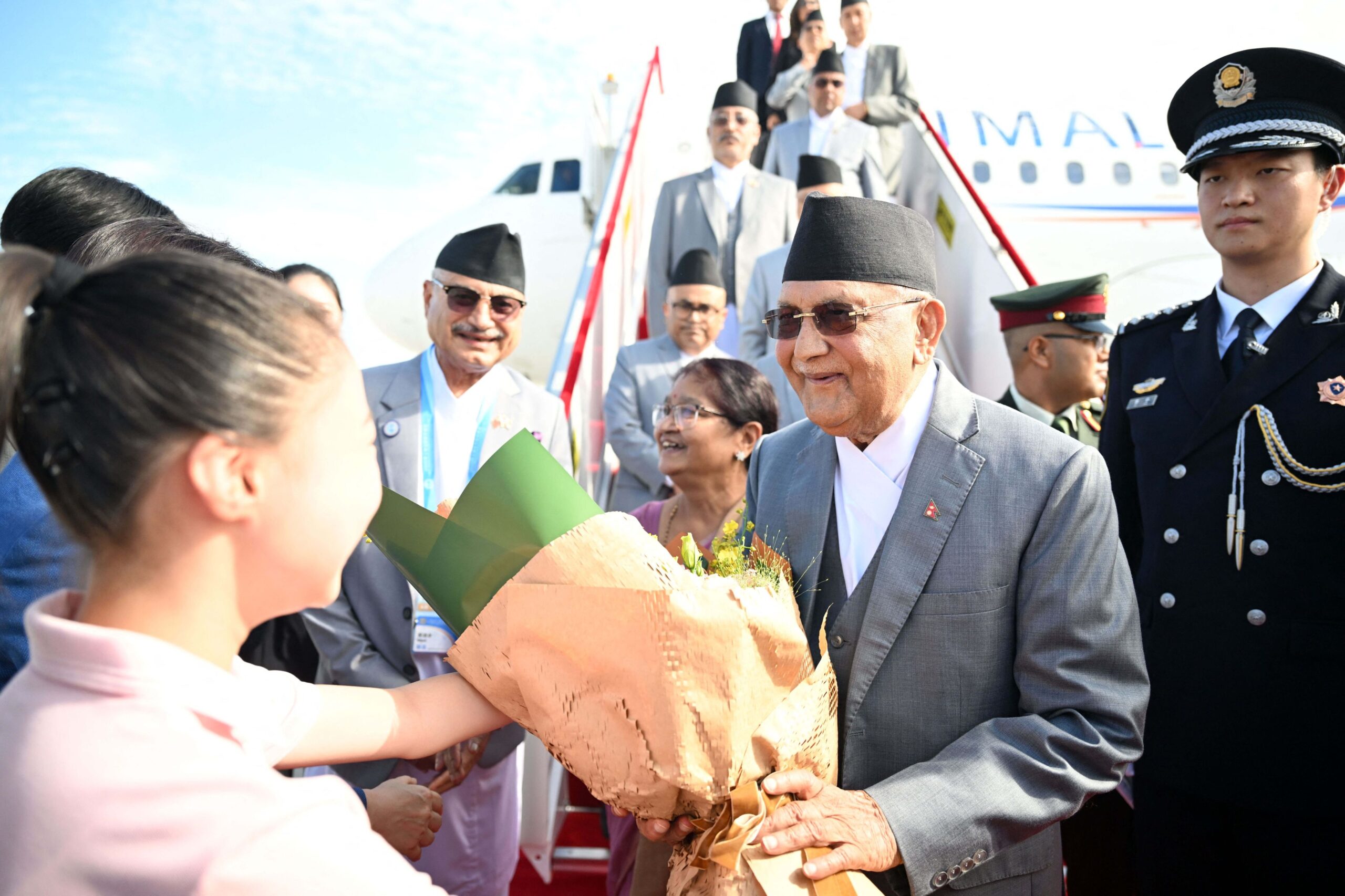 KP Sharma Oli se confruntă cu acuzații și contestă legitimitatea anchetei asupra revoltelor din Nepal Fostul prim-ministru al Nepalului, KP Sharma Oli, a făcut duminică o apariție surprinzătoare în fața unei comisii de anchetă care investighează reprimarea violentă a unor revolte sociale și politice ce au avut loc în septembrie anul trecut