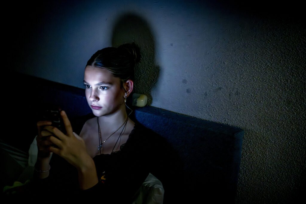 Președintele Franței, Emmanuel Macron, a anunțat intenția de a accelera procedura legislativă pentru un proiect de lege menit să limiteze accesul minorilor la rețelele sociale