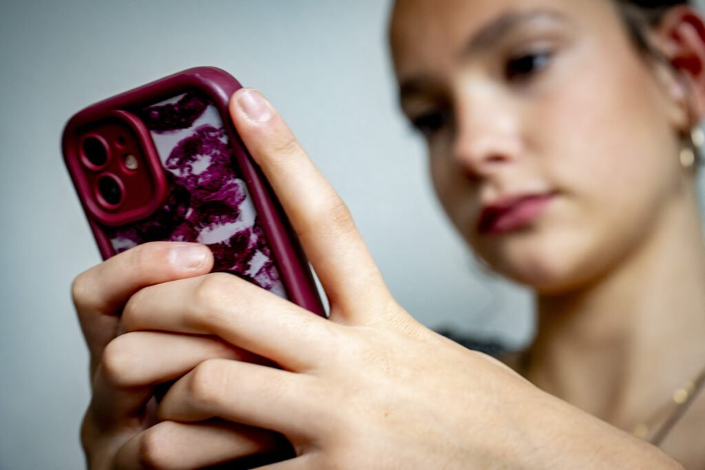 Marea Britanie analizează interzicerea rețelelor sociale pentru copiii sub 16 ani, urmând modelul Australiei Guvernul britanic ia în calcul o măsură radicală pentru protejarea tinerilor de efectele negative ale social media, după ce Australia a adoptat în decembrie anul trecut o interdicție pentru copiii cu vârste de până la 16 ani