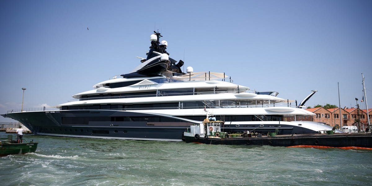 84401082007-20250624-t-124113-z-746878631-rc-2-y-8-fa-2-xu-6-i-rtrmadp-3-peoplebezoswedding.JPG - StiriAlese