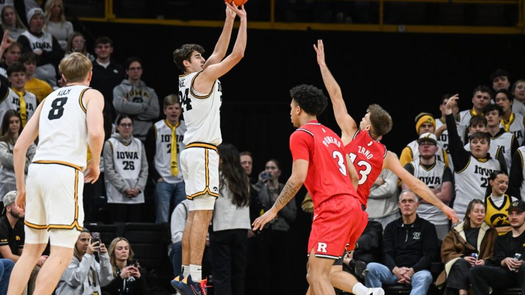 Iowa depășește Rutgers cu 68-62 într-o partidă plină de tensiune Iowa a reușit să câștige, sâmbătă seară, meciul de baschet împotriva Rutgers, scor 68-62, în cadrul competiției Big Ten, la Carver-Hawkeye Arena
