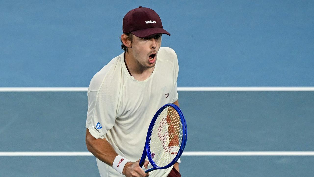 Alex de Minaur avansează în sferturile de finală la Australian Open Alex de Minaur s-a calificat în sferturile de finală ale Australian Open pentru al doilea an consecutiv, după o victorie concludentă în fața lui Alexander Bublik, reușind să câștige meciul în doar o oră și 32 de minute