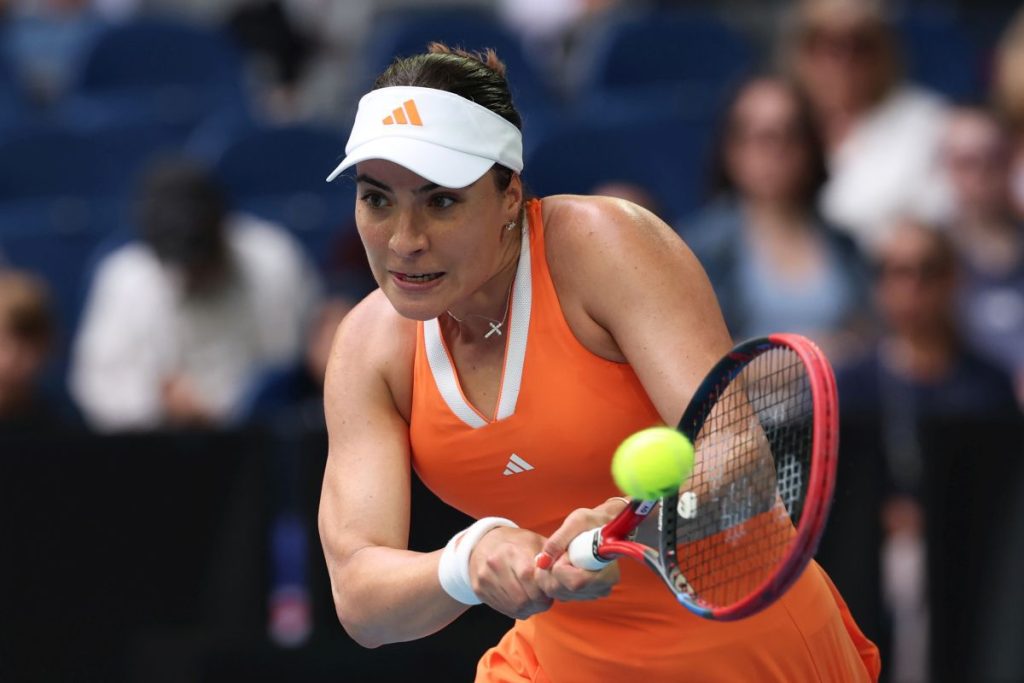Gabriela Ruse se pregătește de un duel decisiv cu Mirra Andreeva la Australian Open Gabriela Ruse, numărul 79 WTA, va înfrunta astăzi, pe Arena Rod Laver din Melbourne Park, rusoaica Mirra Andreeva, numărul 7 mondial, în turul al treilea al Australian Open