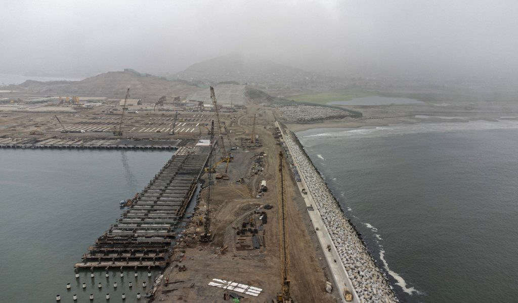 Statele Unite aprobă construirea unei baze navale în Peru, un pas strategic în expansiunea influenței militare în America de Sud Executivul american a dat oficial acordul pentru ca autoritățile peruane să preia în administrare construcția unei noi baze navale în portul Callao, cel mai important centru maritim al țării andine