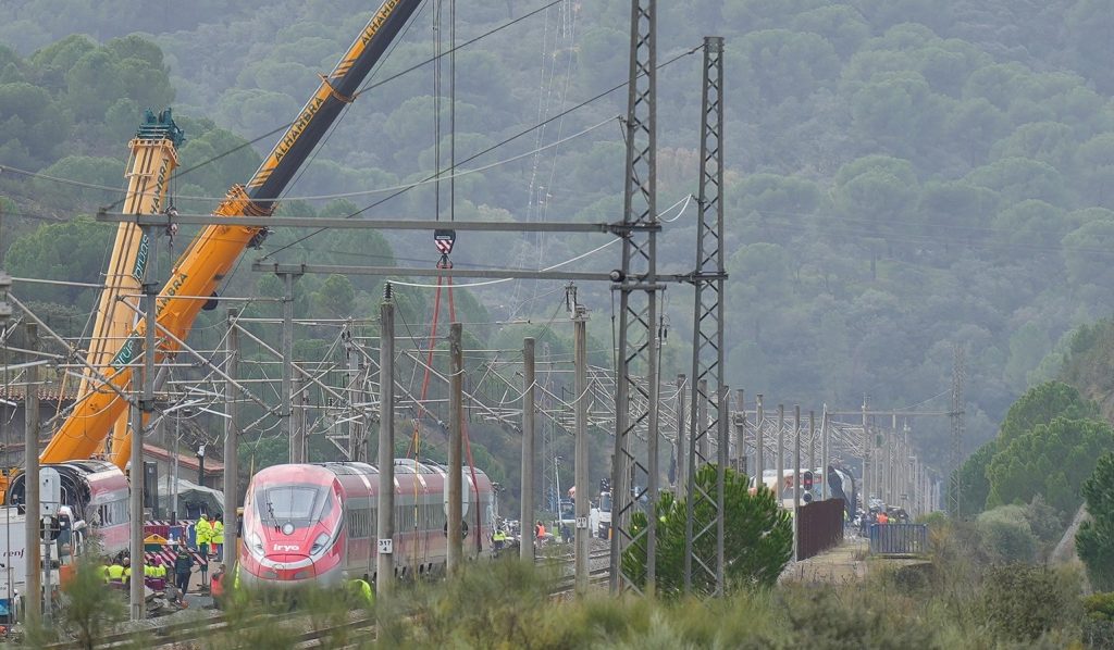 Greva națională de trei zile izbucnește după tragediile feroviare în Spania Cel mai mare sindicat al mecanicilor de tren din Spania a decis să declanșeze o grevă națională de trei zile, în urma a două accidente fatale care au zguduit țara în această săptămână