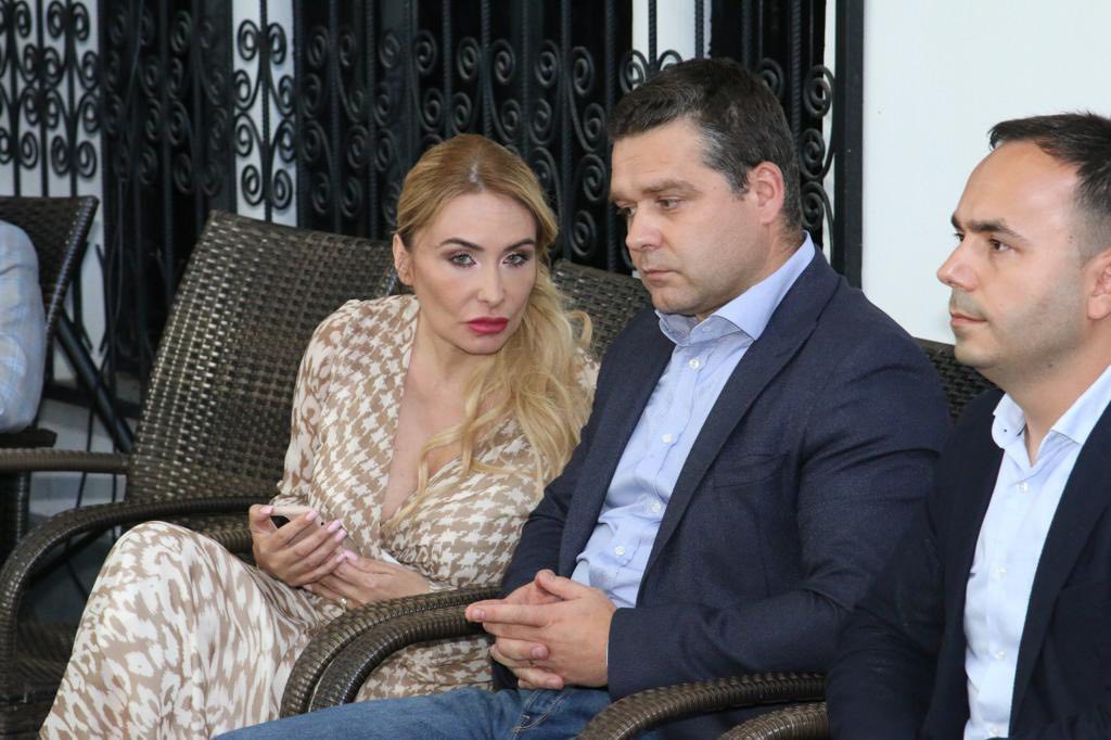 PNL Sector 1 respinge acuzațiile de corupție legate de Adriana Georgescu Organizația PNL Sector 1 a emis oficilal un comunicat pentru a clarifica situația privind acuzațiile grave aduse unei foste membre, Adriana Georgescu, asociată cu partidul