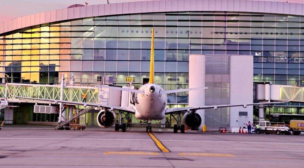 Statul român va prelua controlul total asupra Companiei Naționale Aeroporturi București (CNAB), operatorul aeroporturilor Otopeni și Băneasa, decizie ce marchează un moment important în strategia de consolidare a infrastructurii naționale de transport aerian