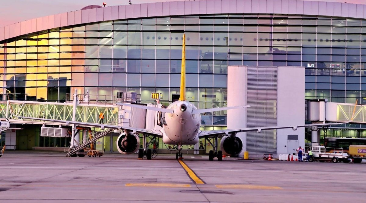 Statul român va prelua controlul total asupra Companiei Naționale Aeroporturi București (CNAB), operatorul aeroporturilor Otopeni și Băneasa, decizie ce marchează un moment important în strategia de consolidare a infrastructurii naționale de transport aerian