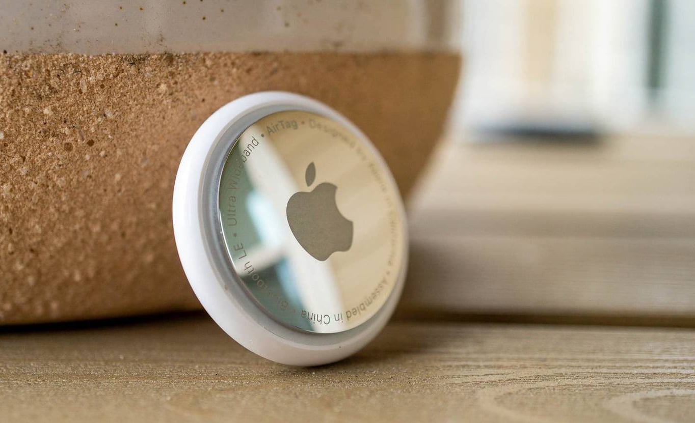 Apple a lansat oficial a patra generație a AirTag, noul accesoriu destinat localizării obiectelor personale esențiale, precum cheile, portofelul sau bagajele