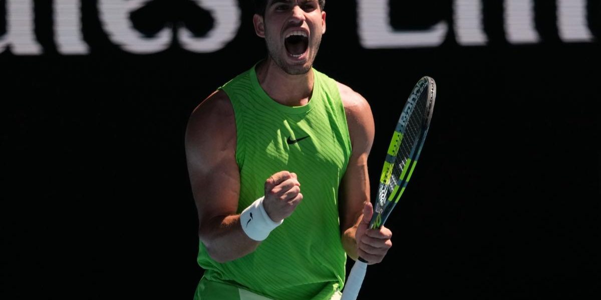 Alcaraz cambia de modelo para lograr billete a la tercera ronda