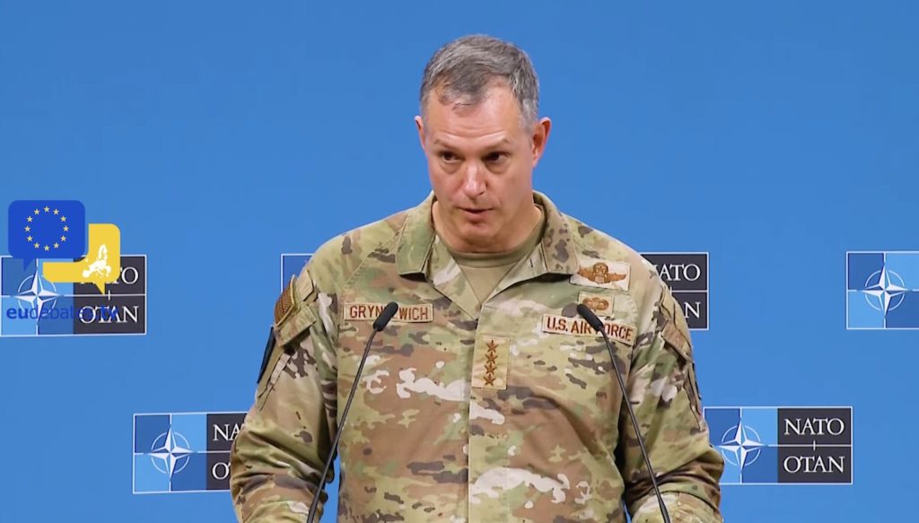 Generalul NATO Alexus Grynkewich elogiază forțele armate ale României, evidențiind rolul lor în descurajarea Rusiei Într-o vizită importantă la Sibiu, în centrul Europei, generalul-șef al NATO, Alexus Grynkewich, a lansat un avertisment clar cu privire la capacitatea și reziliența Armatei Române, subliniind că nivelul de pregătire și coordonare din țară contribuie esențial la menținerea echilibrului de securitate în regiune
