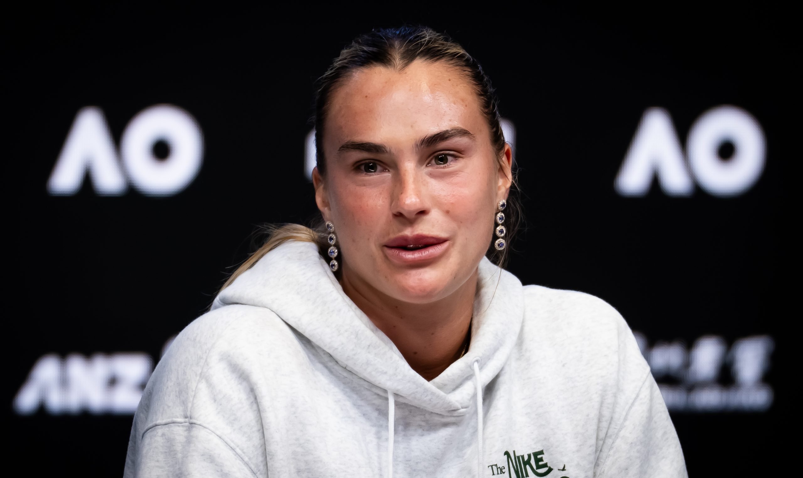 Lupta pentru suprematie în tenisul feminin: Sabalenka și Swiatek pregătesc un nou duel la Australian Open La doar câteva zile de la startul Australian Open, atenția se îndreaptă spre principalele favorite, Aryna Sabalenka și Iga Swiatek