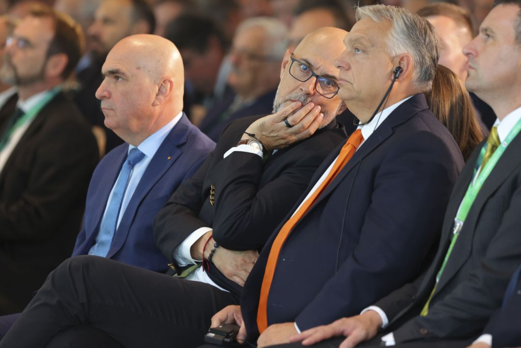 UDMR: Majoritatea maghiarilor din Transilvania vor vota cu Viktor Orban în alegerile din 2026 Liderul uniunii maghiare din România, Kelemen Hunor, a făcut dezvăluiri surprinzătoare în cadrul unui interviu recent, anunțând că un procent uriaș de maghiari din Transilvania intenționează să-l susțină pe Viktor Orban în alegerile parlamentare din aprilie 2026