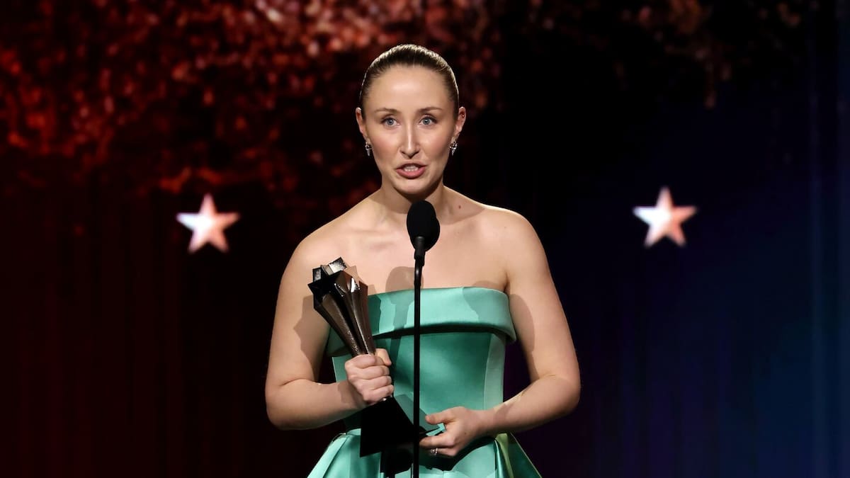 Erin Doherty vorbește despre iubirea ei și provocările anterioare Actrița Erin Doherty, cunoscută din serialul „A Thousand Blows”, a împărtășit recent experiențele sale personale, subliniind drumul emoțional pe care l-a parcurs în ultimul an