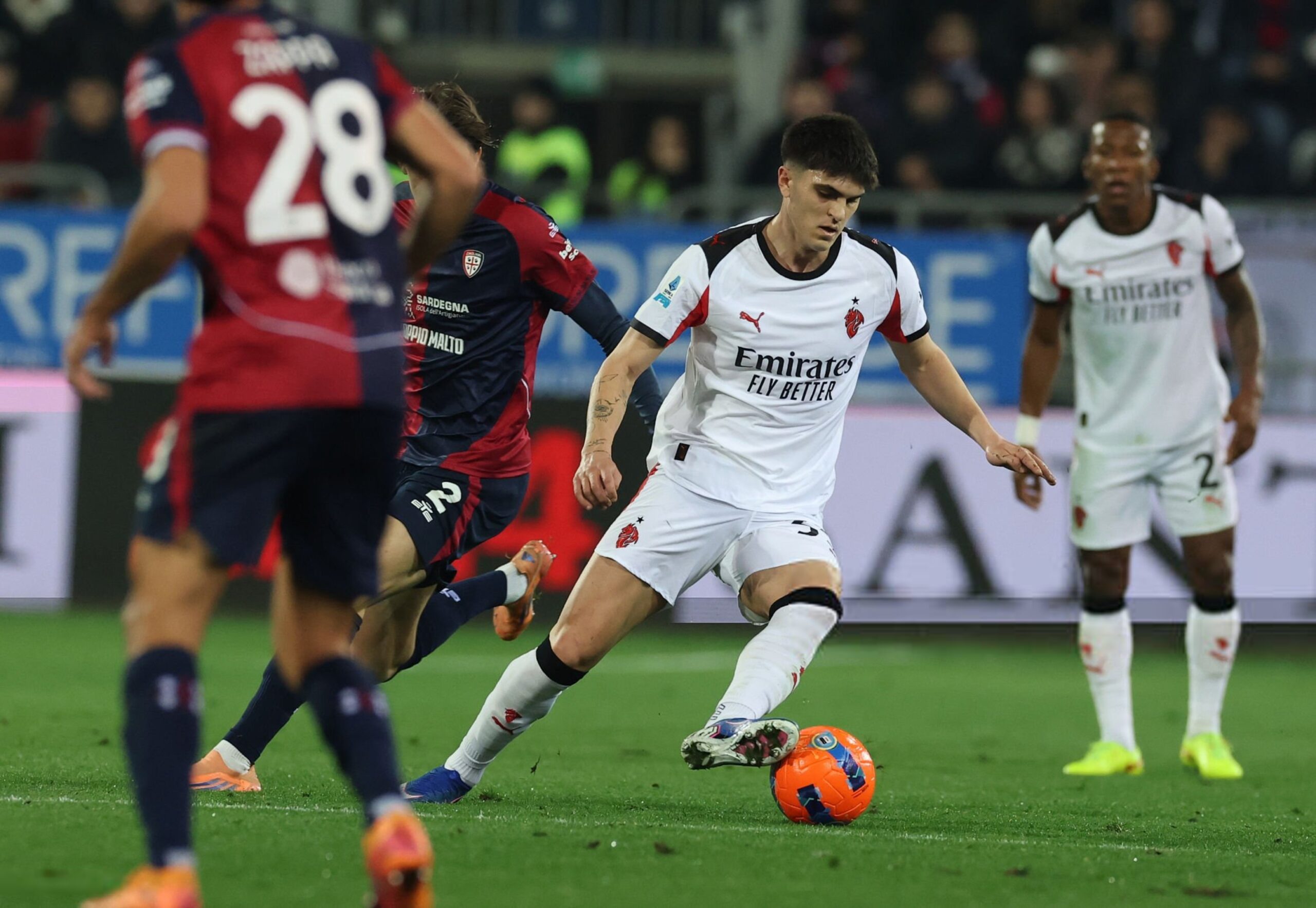 Davide Bartesaghi, eroul neobișnuit al apărării milaneze în meciul cu Cagliari AC Milan a obținut o victorie importantă împotriva lui Cagliari, iar tânărul Davide Bartesaghi s-a evidențiat ca stoper stânga, într-o poziție care nu este naturală pentru el