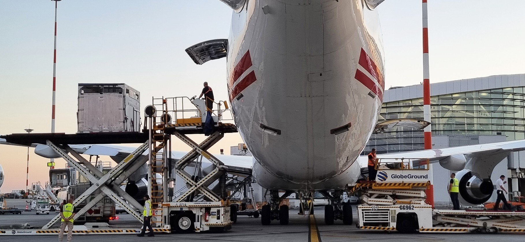 Taxa „Temu” provoacă haos pe piața logistică românească și scade drastic traficul cargo la Otopeni Aplicarea taxei „Temu”, de 25 de lei pe coletele extracomunitare, de la începutul anului 2026, s-a dovedit a fi o mișcare contraproductivă pentru autoritățile române