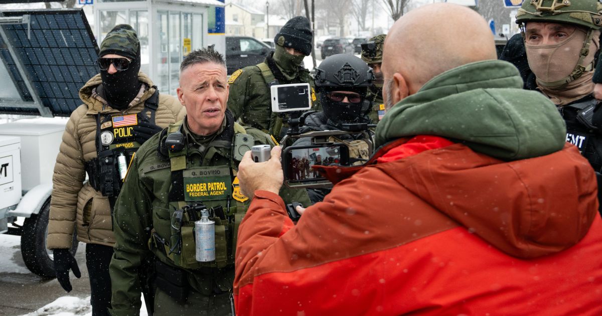 Suspendarea Comandantului Patrulei de Fronteză în SUA: Controversele Se Amplifică Departamentul de Securitate Internă (DHS) din Statele Unite a suspendat, cu efect imediat, accesul comandantului Patrulei de Fronteză, Gregory Bovino, la conturile sale de pe rețelele sociale