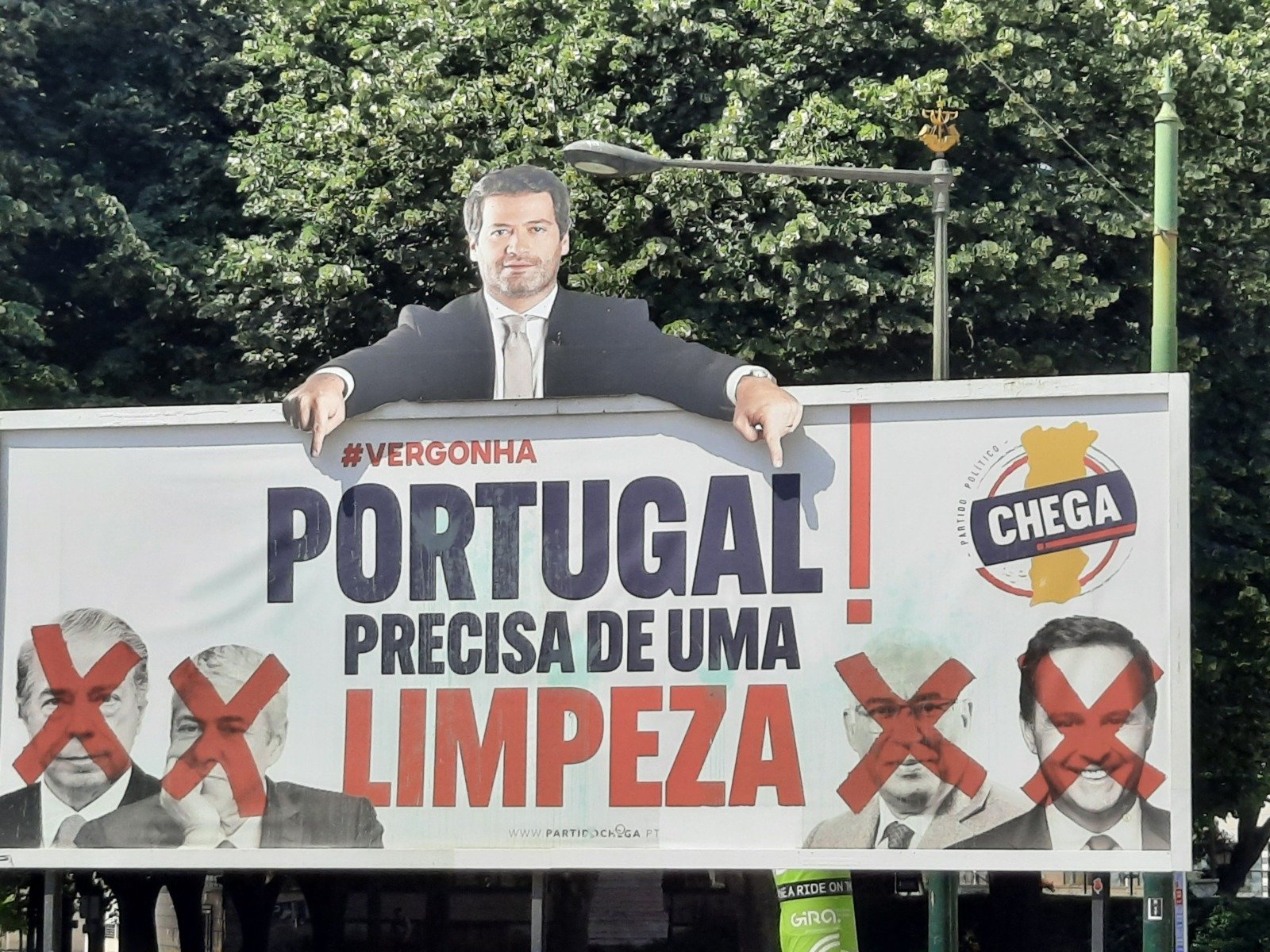 Extrema dreaptă în prim-plan: candidatul portughez pare aproape de prima poziție în alegerile prezidențiale România, 27 martie 2023 – La doar câteva zile înainte de scrutinul prezidențial din Portugalia, rezultatele sondajelor indică o posibilă surpriză pe scena politică a țării
