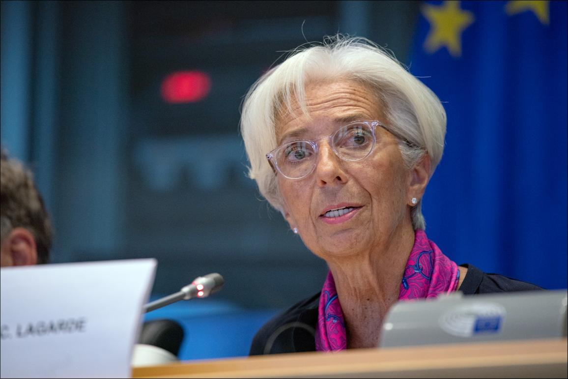 Christine Lagarde, președinta Băncii Centrale Europene, a atras din nou atenția opiniei publice și a participanților de la Davos prin gestul său neașteptat de întrerupere a unei cine oficiale, moment-surpriză care a generat deja speculații cu privire la starea relațiilor transatlantice