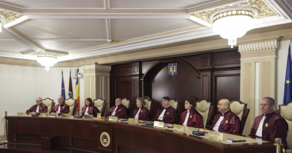 Doi judecători CCR, contestați în instanță. Ce implicații ar avea o eventuală admitere a cererii