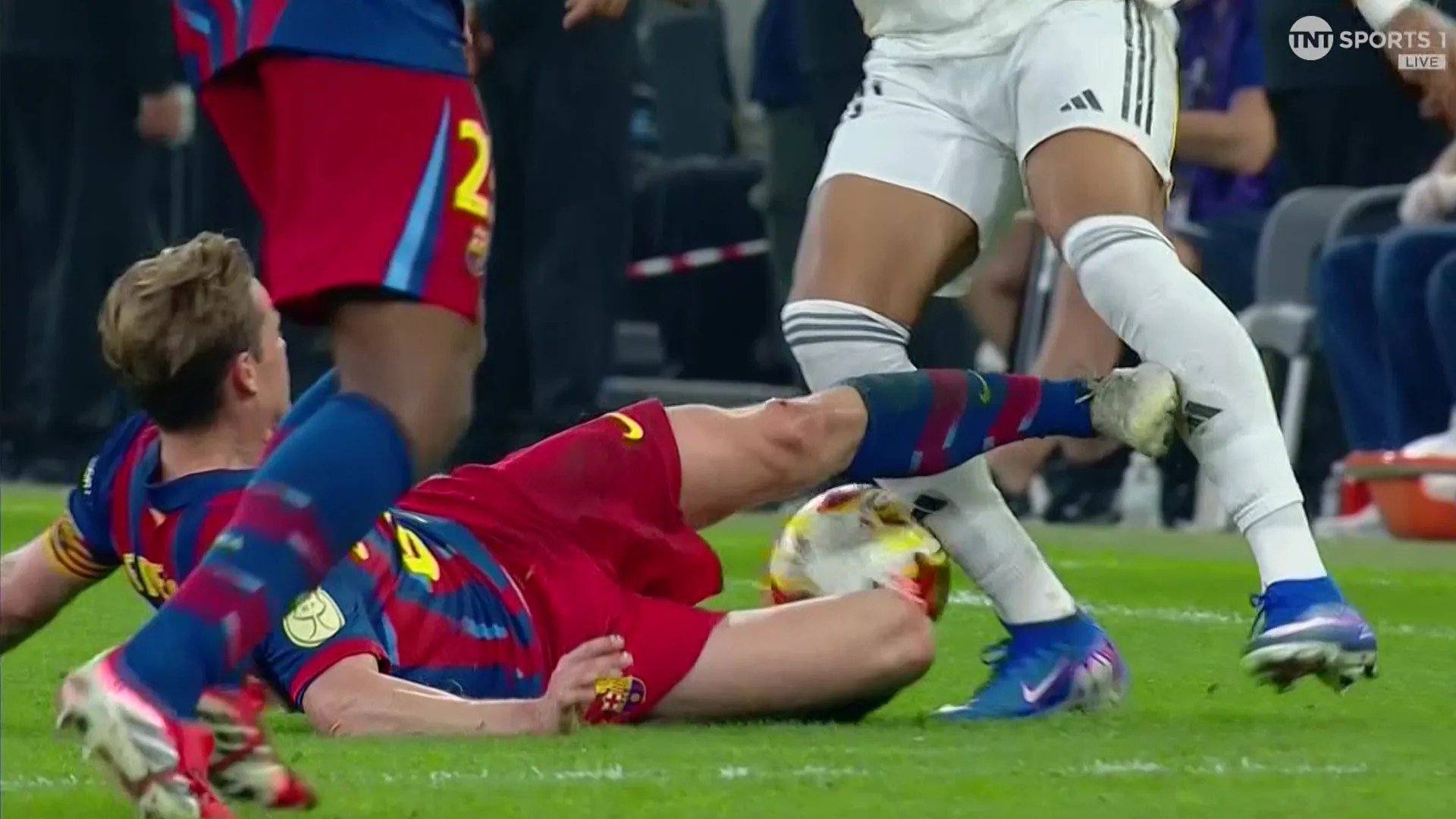 Frenkie de Jong, expulzat într-un moment de furie în Supercupa Spaniei Meciul din Supercupa Spaniei dintre Barcelona și Real Madrid a fost umbrit de incidentul surprinzător în care mijlocașul olandez Frenkie de Jong a fost expulzat în ultimele momente ale întâlnirii