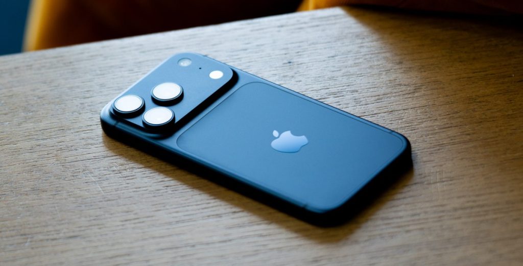 Apple încearcă să mențină prețurile iPhone 18 în fața unei crize globale a memoriei Apple se pregătește să lanseze iPhone 18, dar în fața unei crize globale a memoriei, compania americană va face eforturi pentru a evita creșterea prețurilor modelului său emblematic
