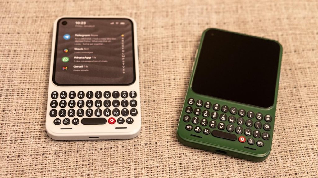 Clicks lansează un nou keyboard magnetic și un mobil inovator Clicks, o companie cunoscută pentru abordările sale neconvenționale în materie de tehnologie, a anunțat la CES 2026 lansarea unui keyboard magnetic și a unui smartphone dotat cu tastatură