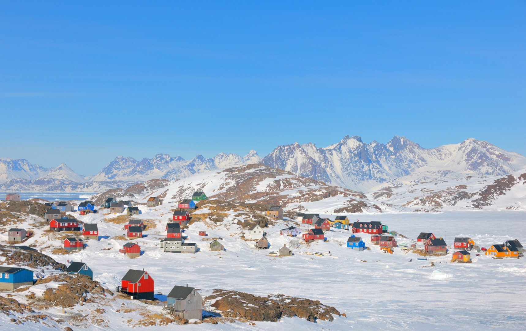 Statele Unite avansează discuțiile despre prezența lor în Groenlanda, sugerând noi baze militare și proiecte ambițioase de suveranitate Guvernul american face pași semnificativi în direcția consolidării prezenței militare și strategice în Groenlanda, o insulă arctică de mare importanță geopolitică, recent intrată în centrul atenției internaționale